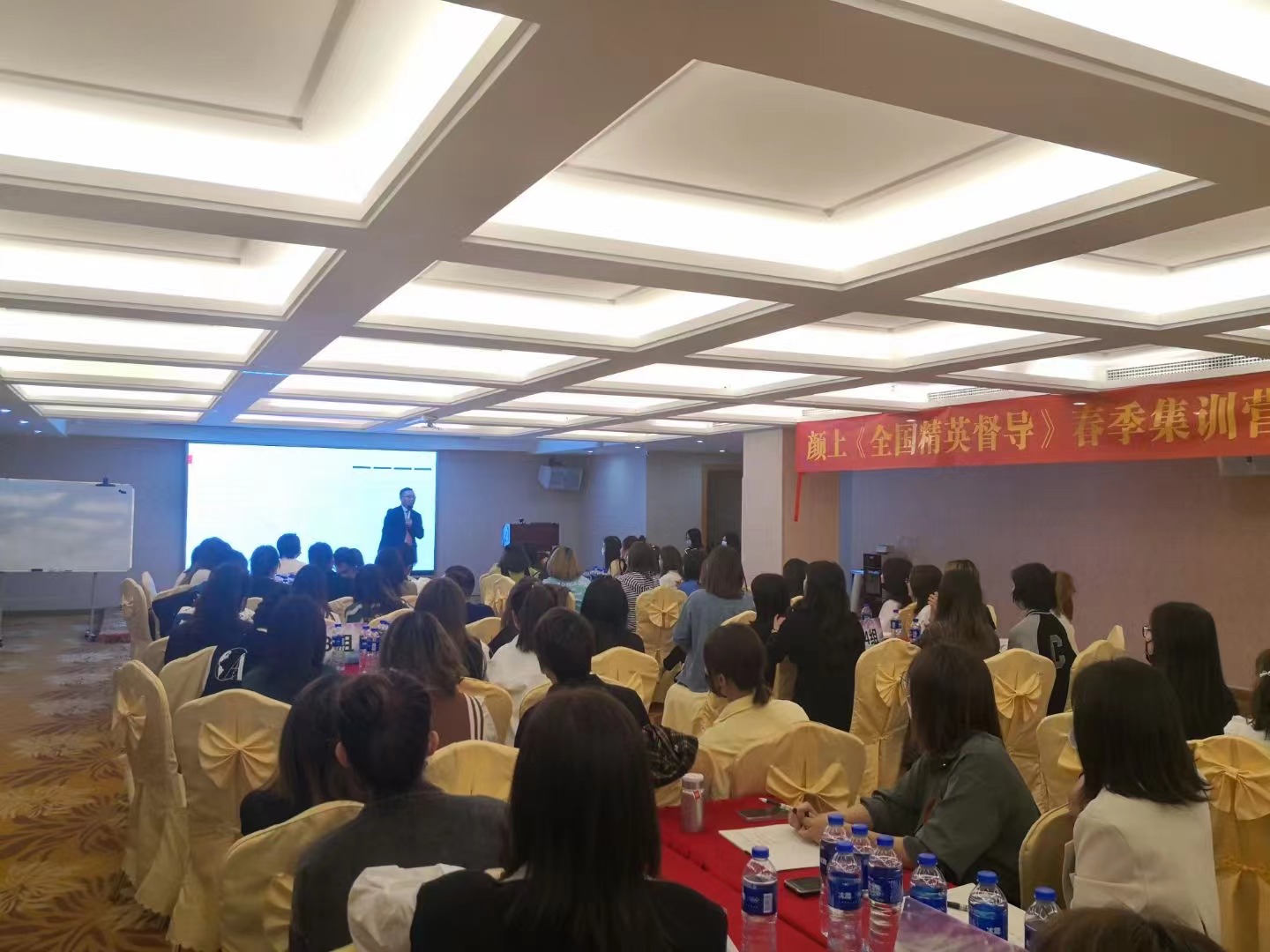 2022年《全国精英督导》邰昌宝老师，颜*服饰培训圆满结束